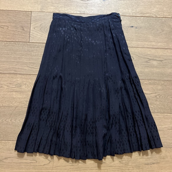 Stunning 90’s Vintage Valentino skirt silk fabric navy leopard size 40 US S